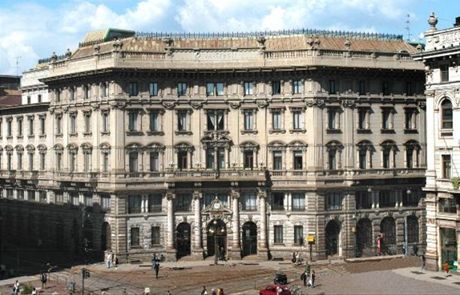 Nejvtí italská banka UniCredit. Budova v Milán