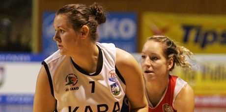 Trutnovská basketbalistka Gabriela Mervínská drí mí ped Klárou Rosenbaumovou