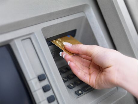 Kdy zadáte nkolikrát po sob patný PIN, bankomat vám katu nespolkne, ale vtinou ji zablokuje. Ilustraní snímek