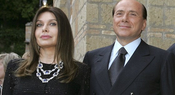 Silvio Berlusconi a jeho manelka Veronica Lario na archivní fotografii