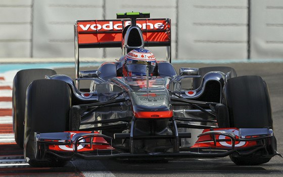 Jenson Button pi prvním tréninku na Velkou cenu Abú Zabí