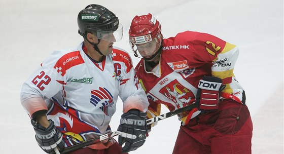 Michal Tvrdík z Hradce (vpravo) a Jan Mikel z Olomouce.