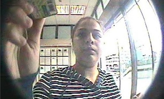 Snímky poízené bezpenostní kamerou zachytily enu, jak z bankomatu vybírá