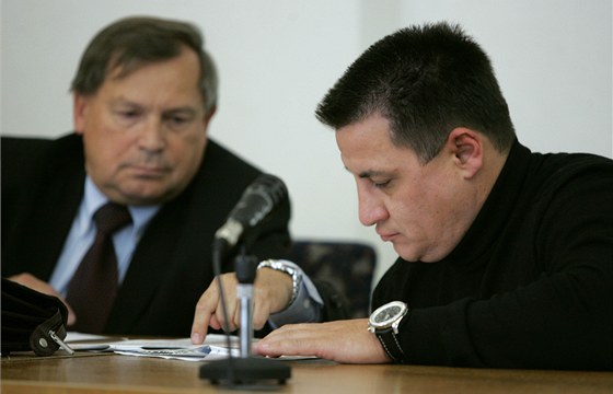 V roce 2007 soud Martinu Machákovi (vpravo) vymil podmínku za výtrnictví a