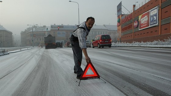 idi staví trojúhelník u plzeské Plazy, kde uvázl se svým kamionem na