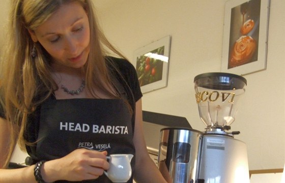 Baristka Petra Veselá na kurzu kávy