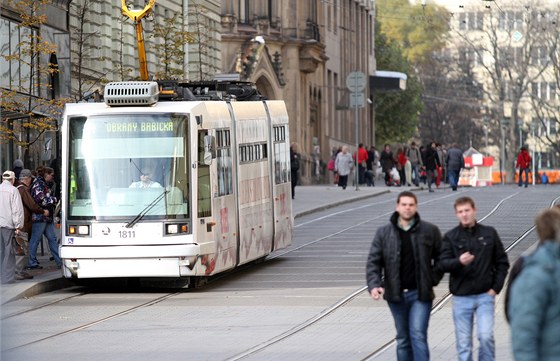 Opilý mu si vyhlédl auto dvou mu, kteí spravovali koleje nedaleko Moravského námstí. (Ilustraní snímek)