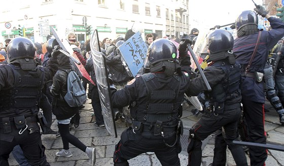 Pi protestech proti rozpotovým krtm a nezamstnanosti v Milán dolo k nkolika stetm policist s demonstranty.