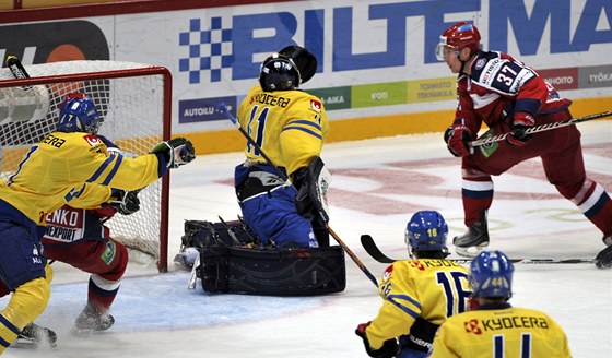 Ruský útoník Aleksandr Preogin (v erveném) stílí gól brankáí Gustafu