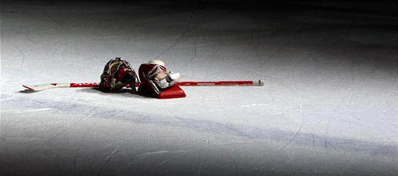 TADY KONÍME. Hokejisté amerického týmu Flint Firebirds na protest proti odvolání koue skonili také.