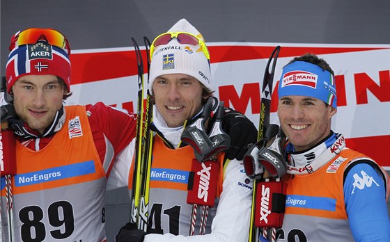 TI NEJRYCHLEJÍ. védský lya Johan Olsson (uprosted) slaví triumf v závod