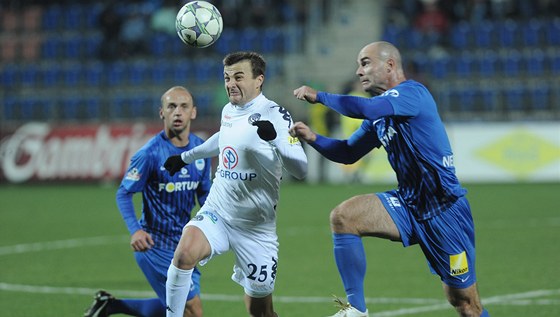 TVRD DO MÍE. Liberecký Jan Nezmar (vpravo) bojuje ve vzduchu s Vítem Valentou