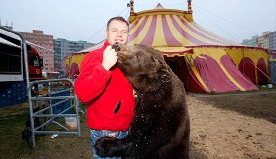 Jií Berousek mladí patí mezi nejlepí eské cirkusové umlce a cviitele medvd.
