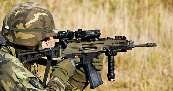 etí vojáci cvií s novou útonou pukou CZ 805 BREN