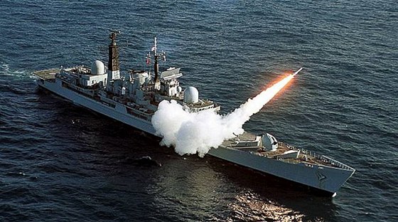 Odpálení stely Sea Dart z britské válené lodi HMS Edinburgh