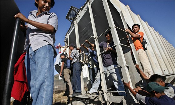 Imigranti ze Stední Ameriky naskakují u msta Arriaga na nákladní vlak, který smuje do USA (19. ledna 2007)