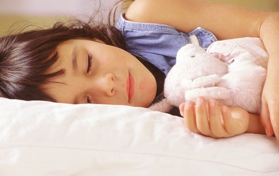 Nedostatek kvalitního spánku me u dtí zpsobit poruchy uení i chování, únavu, ospalost nebo sníení imunity. (Ilustraní snímek)