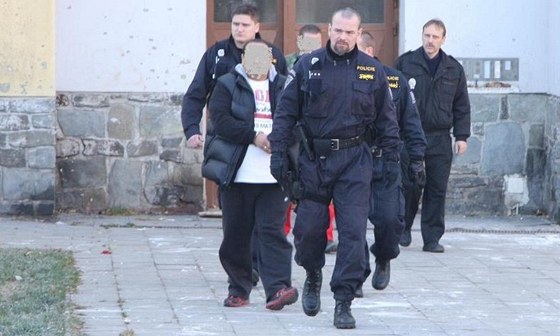 Policisté odvádjí zadreného lichváe z Bruntálu. Fotografii poskytla Policie