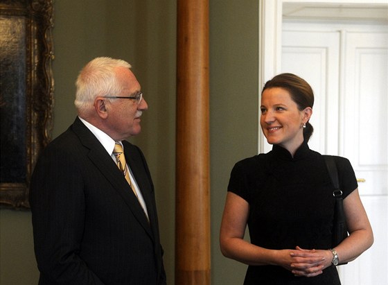 Vicepremiérka Karolína Peake byla na Hrad i v listopadu loského roku. Tehdy si ji Klaus pozval v rámci schzek s jednotlivými ministry Neasovy vlády. (14. listopadu 2011)