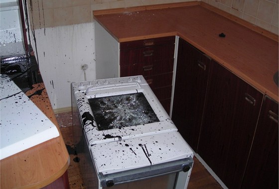 Vandal kompletn zniil nov opravený byt v mstském objektu v Kosov.