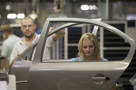 Továrna koda auto ve Vrchlabí. Výrobní a montání linka automobil koda Octavia