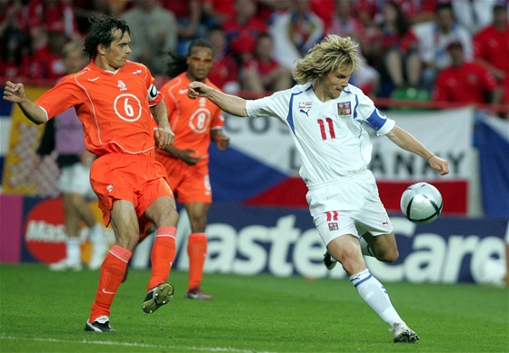 Pavel Nedvd proti Nizozemc na Euru 2004. V následné kvalifikaci o MS 2006 vak chybl a tým stejnému soupei podlehl.