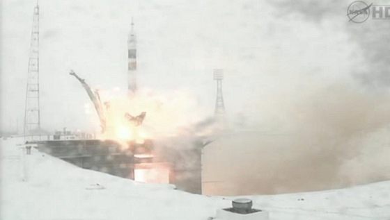 Vzhru do mlhy! Start Sojuzu TMA-22 k ISS v pondlní ráno naeho asu