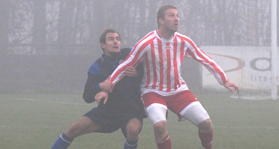 Petr Mikolanda (vpravo) v dresu Zp v zpase s Meteorem.