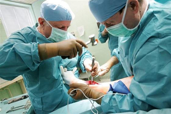 Lékai sokolovské nemocnice pi unikátní operaci nového typu endoprotézy