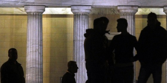 Atény. Chodci postávají ped eckým parlamentem. (10/11/2011)
