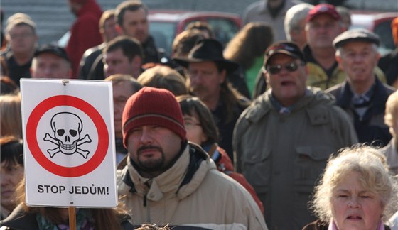 Lidé v íkovicích protestovali proti spalování kal z Ostravska ve zdejí spalovn. (Ilustraní snímek)