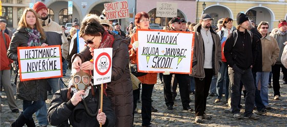 Na litomickém námstí protestovalo zhruba tisíc lidí proti pálení kal z