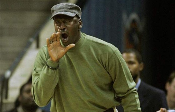 Michael Jordan povzbuzuje hráe Charlotte Bobcats.