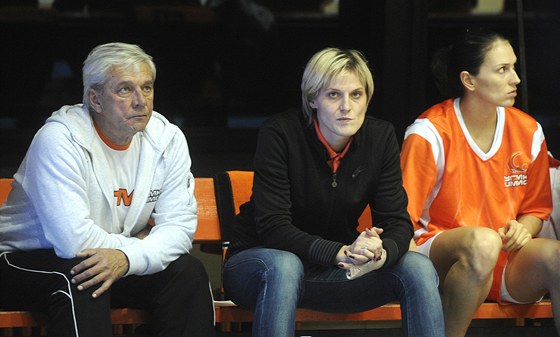 Zranná basketbalistka Hana Horáková (uprosted) na lavice Jekatrinburgu