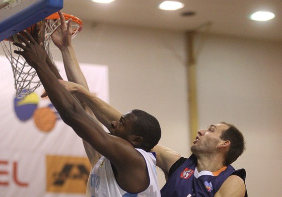 POTKAJÍ SE ZNOVU? Yemi Gadri-Nicholson (vlevo) byl jet loni oporou Prostjova, letos záí v polském Slupsku, Jakub Houka (vpravo) zstává kapitánem Dína.