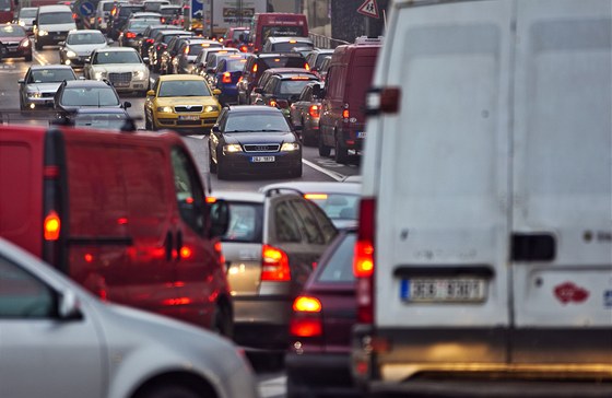 Tunel, který by propojil Zanádraní komunikaci s Mánesovou ulicí by ulehil doprav pod viaduktem na Rudolfovské tíd, kde se asto tvoí dlouhé kolony. Ilustraní snímek.