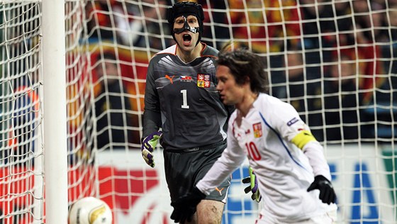 Tomá Rosický a Petr ech bhem odvety baráe o Euro 2012 v erné Hoe.
