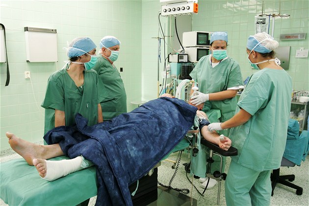 Anestezie pacienta ped unikátní operací nového typu endoprotézy hlezenního
