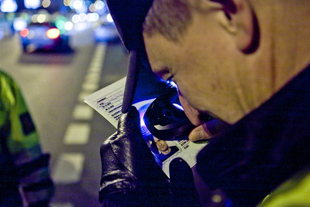 Policista zastavuje na praské magistrále auto bhem bezpenostní akce.