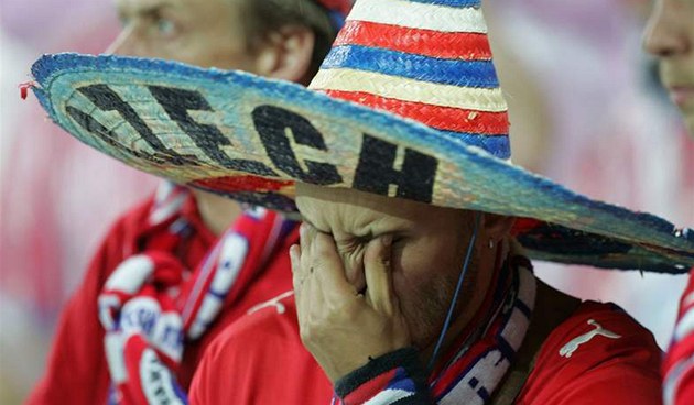 SMUTNÝ FANOUŠEK. Po utkání s Tureckem prožívali příznivci české reprezentace SMUTNÝ FANOUŠEK. Po utkání s Tureckem prožívali příznivci české reprezentace
