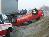 Ti auta havarovala rno na kluzkm dlninm pivadi u Ejpovic (14.11.2011)