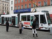 Tramvaj s reklamou na MF DNES na nmst Malinovskho v Brn