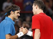 BYLS LEP. Tom Berdych (vpravo) gratuluje Rogeru Federerovi po prohranm