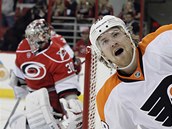 Claude Giroux z Philadelphie slav gl proti Carolin do st Cama Warda.