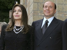 Berlusconi se svou poslední manelkou Veronikou Lariovou. V kvtnu 2010 se po...