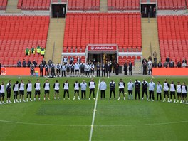 Minutu ticha na Den veterán dreli fotbalisté anglické reprezentace...