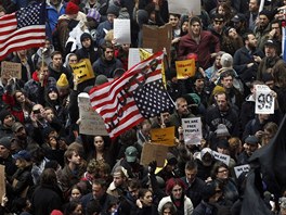 Stoupenci hnutí Okupujte Wall Street se snailibránit maklém v cest do...