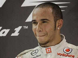 Lewis Hamilton si uv triumf ve Velk cen Abu Zab. 