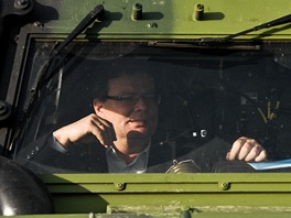 Ministr obrany Alexandr Vondra v obrnnm vozidle Iveco