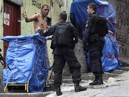 Policisté kontrolují podezelého mue ve slumu Rocinha bhem operace ok z